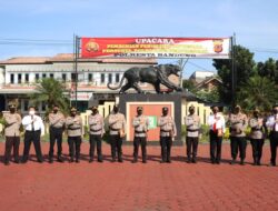 Lapangan Upacara Polresta Bandung, Kapolresta Bandung Kombes Pol Hendra Kurniawan memberikan penghargaan kepada anggota Polri yang berdedikasi dan berprestasi dalam melaksanakan tugas