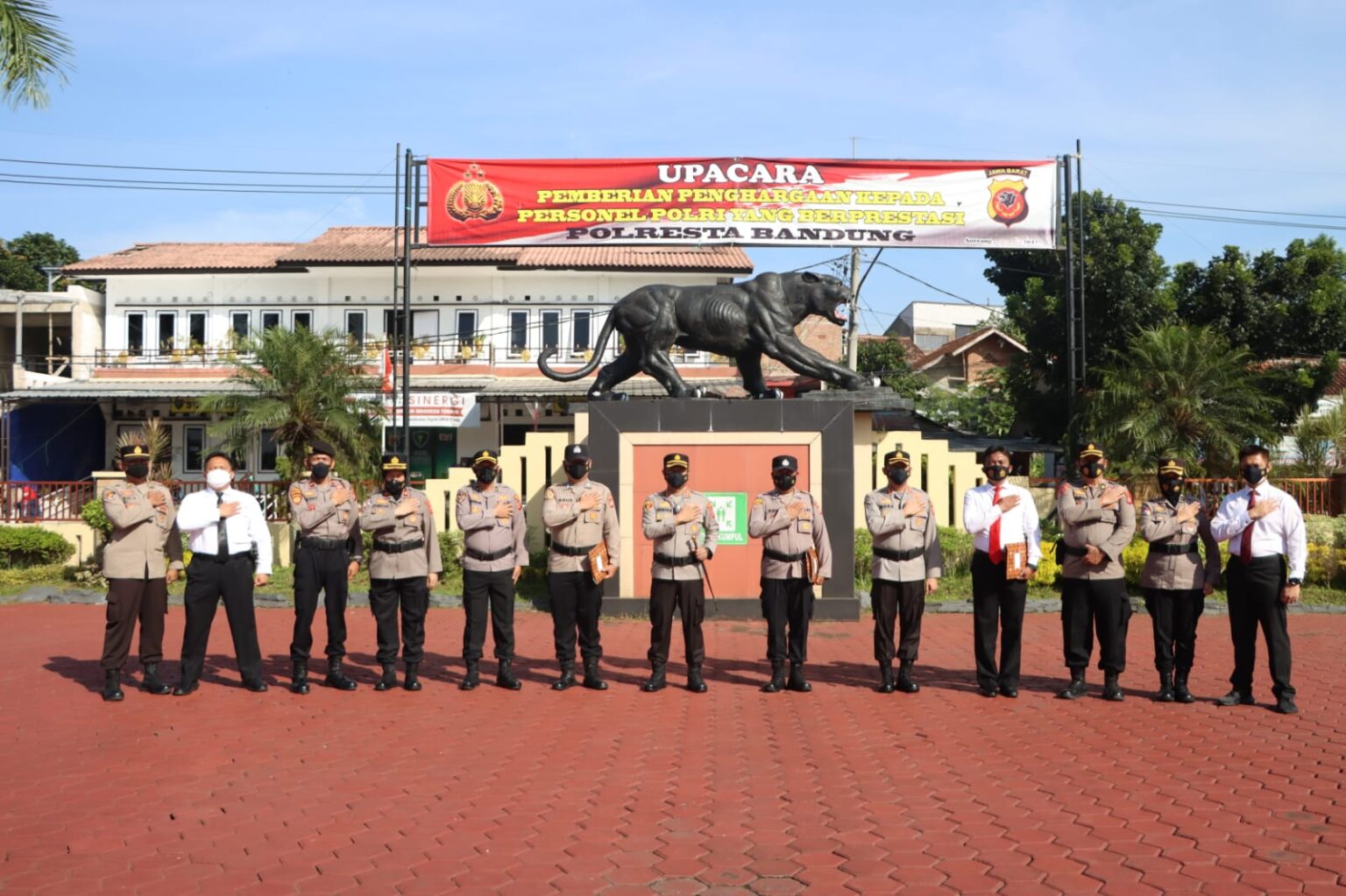 Lapangan Upacara Polresta Bandung, Kapolresta Bandung Kombes Pol Hendra Kurniawan memberikan penghargaan kepada anggota Polri yang berdedikasi dan berprestasi dalam melaksanakan tugas